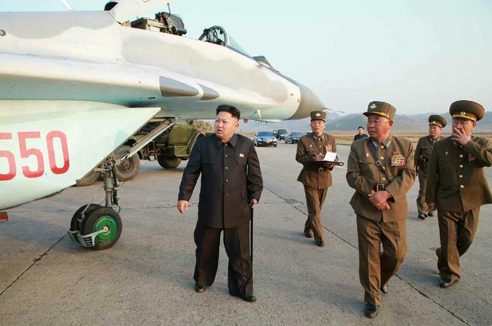 Nhà lãnh đạo Triều Tiên Kim Jong-un chống gậy thị sát máy bay chiến đấu không quân.