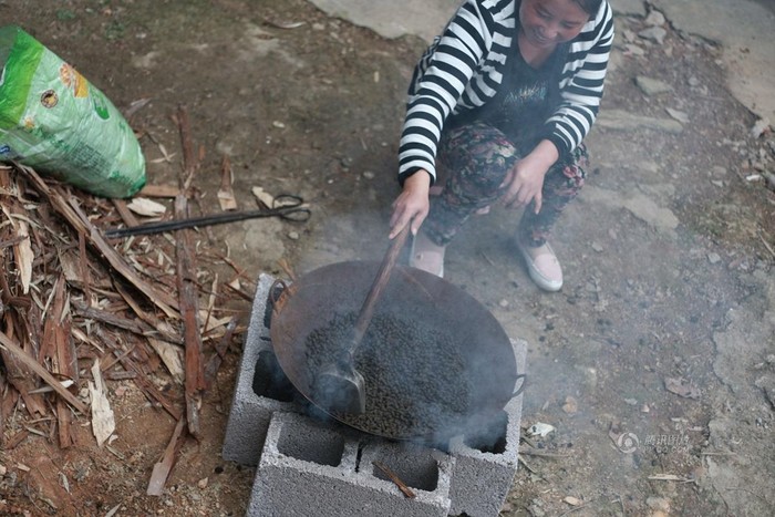 Chị Lý, một người dân thôn Kim Thạch đang sao phân bò chế thuốc chữa bệnh phụ khoa mãn tính.