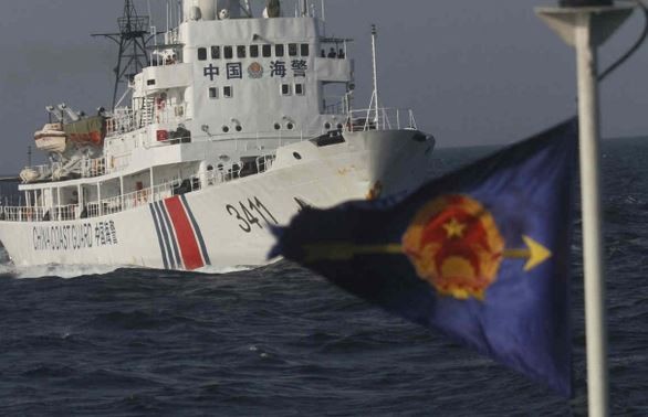 Tàu Hải cảnh Trung Quốc liều lĩnh lao về phía tàu Kiểm ngư Việt Nam trong khủng hoảng giàn khoan 981 Bắc Kinh đơn phương hạ đặt bất hợp pháp trong vùng đặc quyền kinh tế, thềm lục địa Việt Nam vừa qua. Ảnh: Reuters/Tuoitrenews.