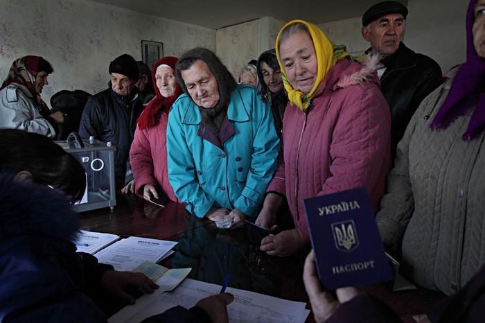 Người dân miền Đông Ukraine đi bầu cử nhưng vẫn không ngừng lo lắng về tương lai.