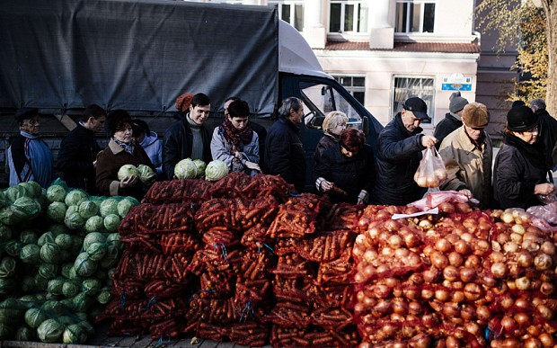 Hình ảnh được cho là các quầy rau củ đại hạ giá mở ra trước các điểm bầu cử ở Đông Ukraine để thu hút cử tri. Ảnh: Telegraph.