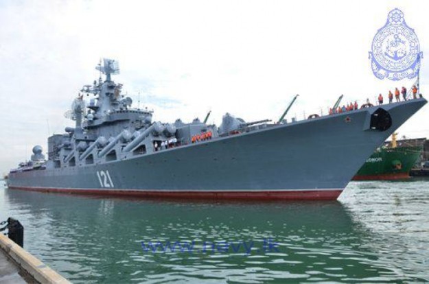 Tuần dương hạm Moscow mang tên lửa dẫn đường của Nga neo đậu tại cảng Colombo, Sri Lanka.