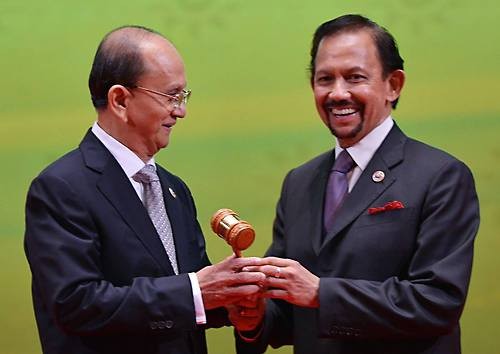 Tổng thống Myanmar Thein Sein tiếp nhận ghế Chủ tịch luân phiên ASEAN từ Quốc vương Brunei đầu năm 2014.