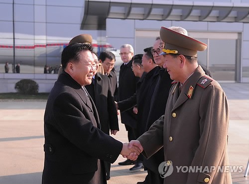 Phó Nguyên soái Choe Ryong-hae (trái) tại sân bay quốc tế Bình Nhưỡng trước khi lên máy bay đi Moscow ngày hôm qua 17/11.