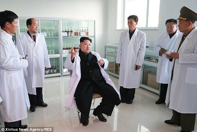 Nhà lãnh đạo Kim Jong-un đang ra chỉ thị cho các thuộc cấp. Ảnh: Tân Hoa Xã.