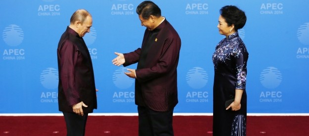 Vợ chồng ông Tập Cận Bình chào đón ông Putin đến dự hội nghị APEC vừa qua ở Bắc Kinh.