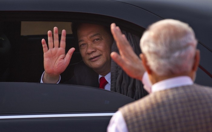 Thủ tướng Ấn Độ Narendra Modi tiễn Thủ tướng Nguyễn Tấn Dũng ra xe. Ảnh: SCMP.