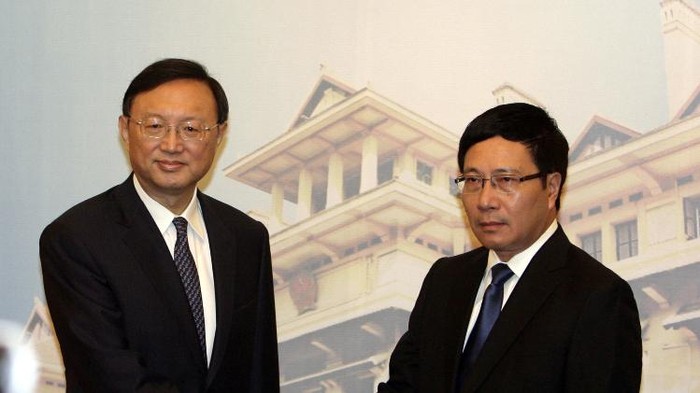 Phó Thủ tướng kiêm Bộ trưởng Ngoại giao Phạm Bình Minh và Ủy viên Quốc vụ viện Trung Quốc Dương Khiết Trì.