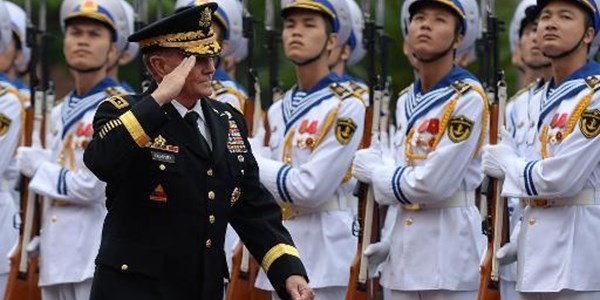 Chủ tịch Hội đồng tham mưu trưởng liên quân Mỹ tướng Martin Dempsey thăm Việt Nam với thông điệp nới lỏng một phần lệnh cấm vận vũ khí sát thương.