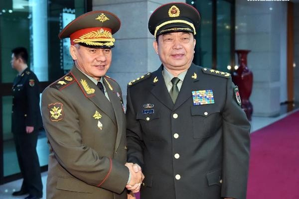 Bộ trưởng Quốc phòng Nga Sergei Shoigu và người đồng cấp Trung Quốc Thường Vạn Toàn.