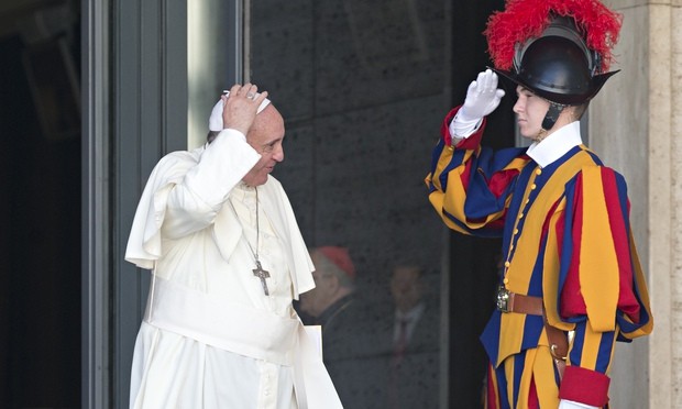 Giáo hoàng Francis và người lính Cảnh vệ.