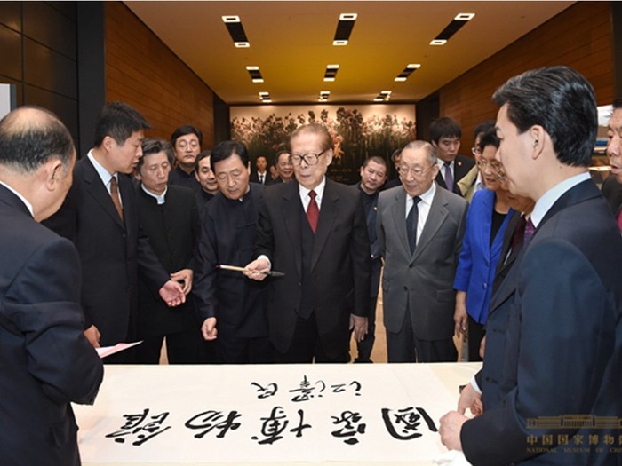 Giang Trạch Dân thăm bảo tàng hôm 3/10, mãi tới 3/12 mới được đưa tin. 0 giờ sáng 6/12 thì Bắc Kinh công bố vụ Chu Vĩnh Khang.