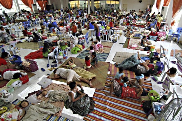 Người dân Philippines rời khỏi nhà tìm đến những nơi kiên cố như sân vận động để tránh bão.