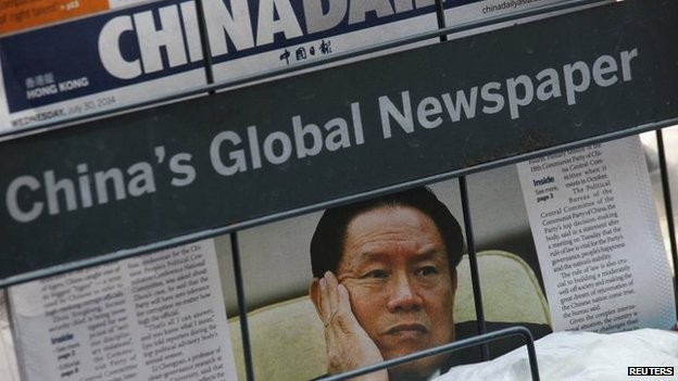 Thông tin về vụ Chu Vĩnh Khang được đăng trên trang nhất tờ China Daily, nhưng không có bình luận nào ngoài nội dung do Tân Hoa Xã cung cấp. Ảnh: Reuters/BBC.