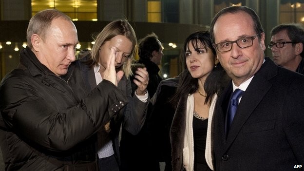 Tổng thống Pháp Hollande bất ngờ ghé Moscow, ông Putin ra sân bay gặp gỡ. Ảnh: BBC/AFP.