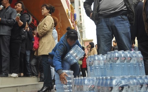 Dân Trung Quốc chủ yếu sử dụng nước đun sôi và nước đóng bình để uống hàng ngày.
