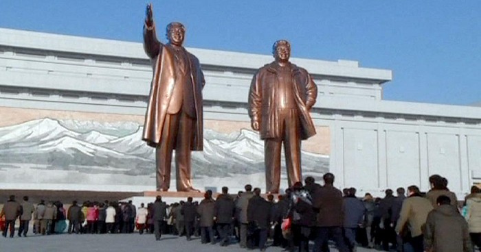 Hàng ngàn người dân Triều Tiên đến đặt hoa viếng nhà lãnh đạo Kim Jong-il tại tượng đài hai cha con ở Bình Nhưỡng.