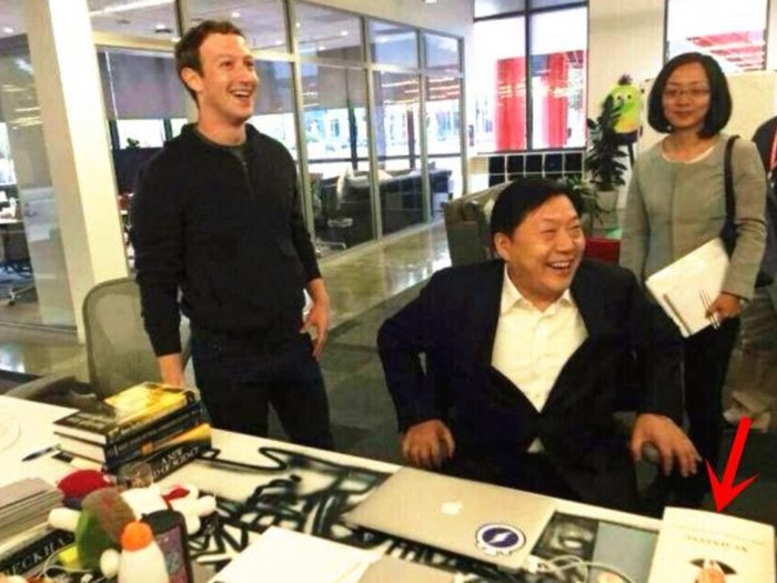 Lỗ Vĩ, Phó ban Tuyên truyền đảng Cộng sản Trung Quốc thăm trụ sở Facebook phát hiện cuốn &quot;Tập Cận Bình luận về trị quốc&quot; trên bàn làm việc của Zuckerberg.