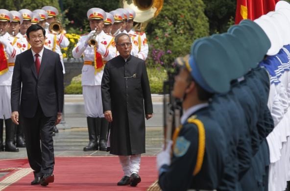 Chủ tịch nước Trương Tấn Sang đón Tổng thống Ấn Độ Pranab Mukherjee thăm Việt Nam. Ảnh: Thanhnien News