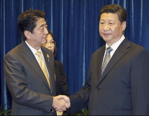 Vẻ mặt, thái độ của ông Tập Cận Bình khi tiếp Thủ tướng Shinzo Abe sang Bắc Kinh dự hội nghị APEC nói lên nhiều điều.