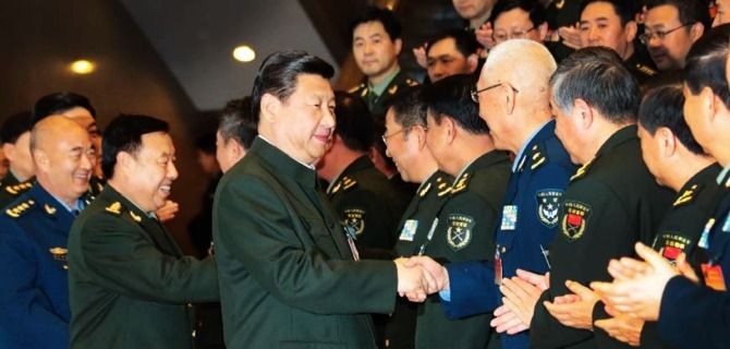 Ông Tập Cận Bình thăm hỏi các tướng về dự hội nghị.