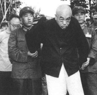 Bành Đức Hoài bị Hồng vệ binh áp giải trong Cách mạng Văn hóa.