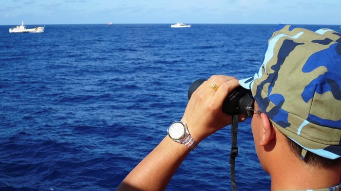 Cảnh sát biển Việt Nam đang theo dõi các tàu hải cảnh Trung Quốc lượn lờ quan giàn khoan 981 trong thời gian hạ đặt trái phép tại vùng đặc quyền kinh tế, thềm lục địa Việt Nam. Ảnh: Thanhnien News.