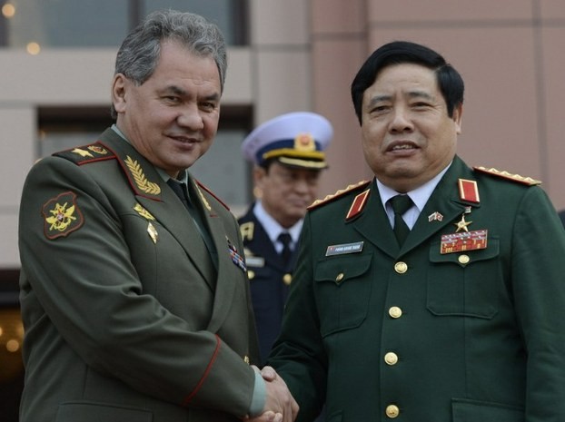 Bộ trưởng Quốc phòng Nga Sergei Shoigu và Bộ trưởng Quốc phòng Việt Nam Phùng Quang Thanh.