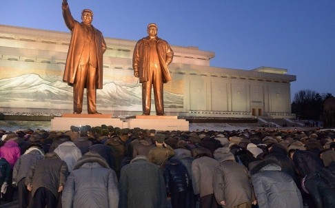 Người dân Triều Tiên đến viếng tượng đài Kim Nhật Thành, Kim Jong-il tại Bình Nhưỡng.