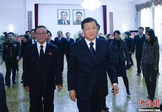 Ông Lưu Vân Sơn (phải), ủy viên Thường vụ Bộ chính trị, Bí thư Ban bí thư đảng Cộng sản Trung Quốc dẫn đoàn tới Đại sứ quán Triều Tiên tại Bắc Kinh viếng Kim Jong-il, mặc dù không được mời.