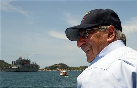 Ông Panetta đến thăm cảng Cam Ranh khi còn là Bộ trưởng Quốc phòng Mỹ. Ảnh: Reuters.