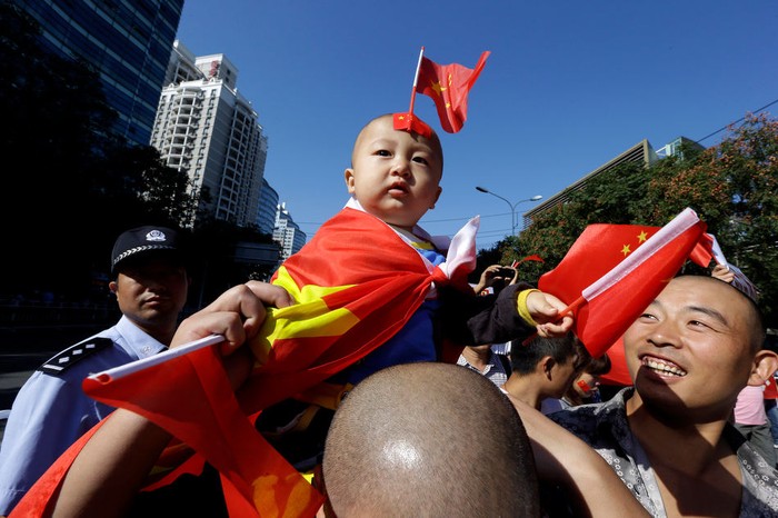 Người Trung Quốc đưa cả trẻ nhỏ đi biểu tình chống Nhật Bản, hình minh họa.