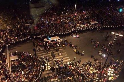Hàng ngàn người chen lấn xô đẩy nhau trong đêm pháo hoa mừng năm mới ở Thượng Hải.