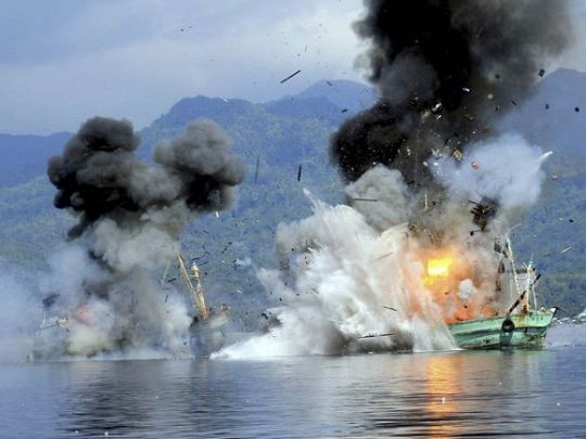 Indonesia đánh chìm tàu cá nước ngoài họ cho là đánh bắt bất hợp pháp trên vùng biển của họ.