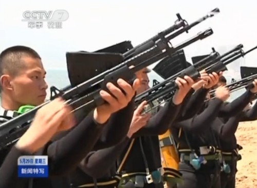 Lực lượng người nhái Trung Quốc trong bản tin của CCTV.