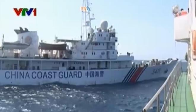 Tàu Hải cảnh Trung Quốc liều lĩnh đâm va, cắt mũi, phụt vòi rồng uy hiếp tàu tuần tra Việt Nam ngay gần nơi hạ đặt bất hợp pháp giàn khoan 981. Ảnh: VTV.