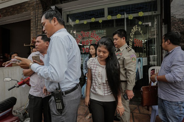 3 nữ nhân viên bị cảnh sát Phnom Penh đưa về đồn sau khi đột kích kiểm tra giấy tờ tại tiệm cắt tóc Thanh Tuấn.