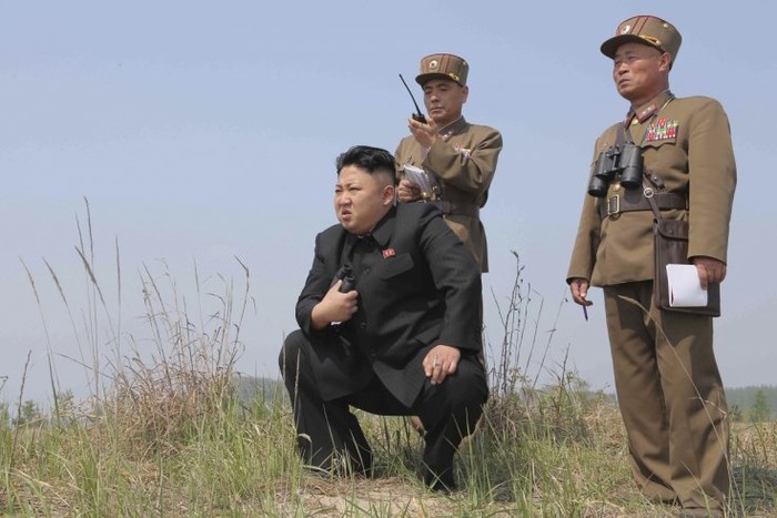 Nhà lãnh đạo Bắc Triều Tiên Kim Jong-un quan sát một đơn vị quân đội diễn tập.