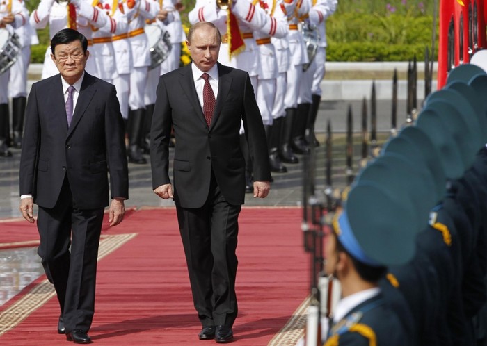 Chủ tịch nước Trương Tấn Sang tiếp Tổng thống Nga Vladimir Putin thăm chính thức Việt Nam. Ảnh: SCMP.