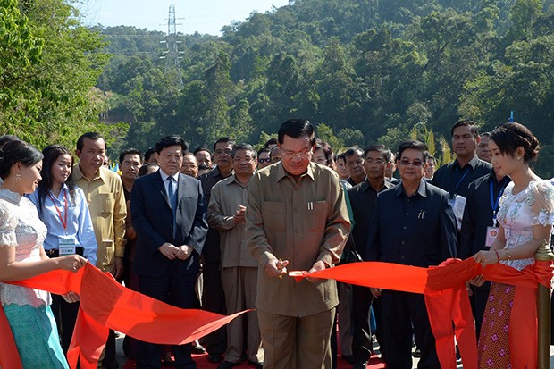Thủ tướng Campuchia Hun Sen cắt băng khánh thành đập thủy điện do Trung Quốc tài trợ, xây dựng.