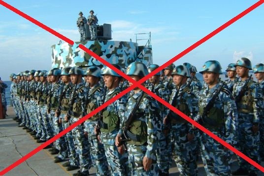 Lính Trung Quốc đồn trú bất hợp pháp trên đá Chữ Thập sau khi cưỡng chiếm của Việt Nam bằng vũ lực năm 1988. Hiện tại Trung Quốc đang xây đảo nhân tạo bất hợp pháp hòng đặt căn cứ quân sự tại đây.