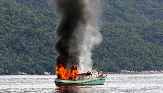 Một tàu cá mang cờ Việt Nam bị Indonesia đánh chìm hôm 5/12 năm ngoái.