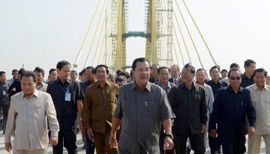 Thủ tướng Hun Sen tham dự lễ cắt băng khánh thành cầu Neak Loeung ngày hôm qua.