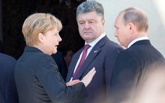 Thủ tướng Đức Angela Merkel, Tổng thống Ukraine Poroshenko và Tổng thống Nga Vladimir Putin.