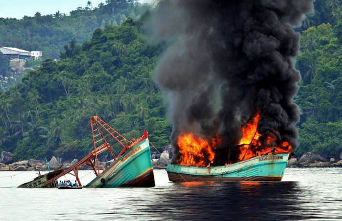 Tàu cá láng giềng bị Indonesia đánh chìm.