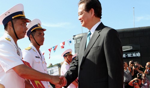 Thủ tướng Nguyễn Tấn Dũng dự lễ Thượng cờ 2 tàu ngầm Kilo 636MV đầu tiên của Việt Nam. Ảnh: Tuoitrenews.