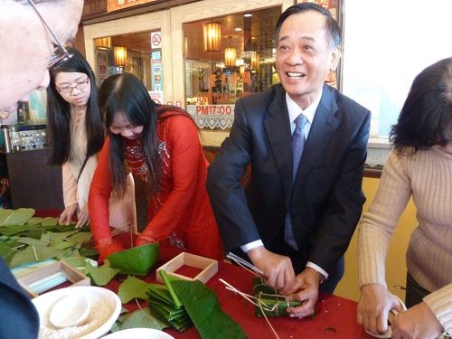 Ông Bùi Trọng Vân cùng các cán bộ nhân viên văn phòng Kinh tế Văn hóa Việt Nam tại Đài Bắc gói bánh chưng trước buổi tiệc chia tay.