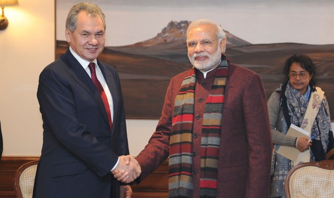 Bộ trưởng Quốc phòng Nga Sergei Shoigu và Thủ tướng Ấn Độ Narendra Modi.