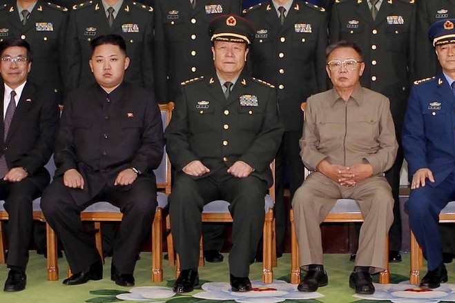 Quách Bá Hùng (giữa) chụp ảnh với 2 cha con nhà lãnh đạo Triều Tiên Kim Jong-un.