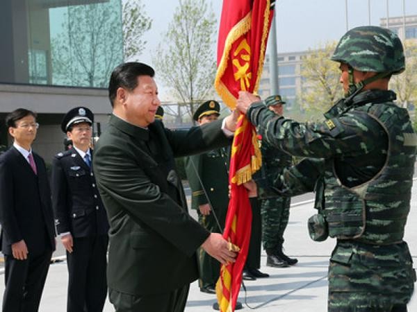 Ông Tập Cận Bình trao cờ cho lực lượng cảnh sát vũ trang chuyên trách chống khủng bố của Trung Quốc. Hình minh họa.